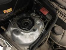 Для установки проставок на  Mercedes E250 необходимо провести работы под капотом