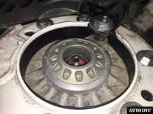 Стойка BMW 3 с установленной проставкой ( вид из подкапотного пространства)
