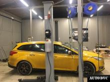 Общий вид Ford Focus III после установки проставок