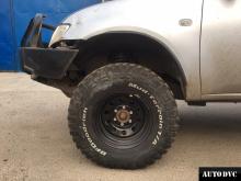 Передняя часть Mitsubishi L200 IV после установки проставок