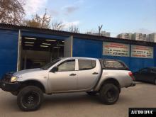 Общий вид Mitsubishi L200 IV после установки проставок