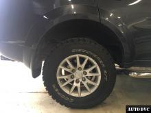 Задняя часть Mitsubishi Pajero Sport после установки проставок