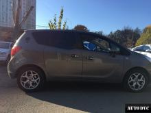 Общий вид Opel Meriva после установки проставок