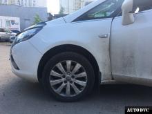 Передняя часть Opel Zafira после установки проставок