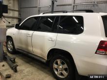 Общий вид Toyota Land Cruiser 200 до установки проставок