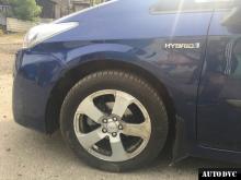 Передняя часть Toyota Prius после установки проставок