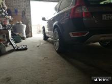 Общий вид автомобиля  Volvo XC70 до установки проставок